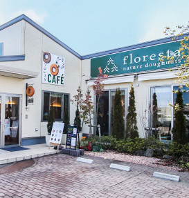 緑の大きな看板と、ドーナツのオーナメントが目印です。（フロレスタ石巻R45店）
