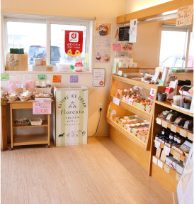 店内にはたくさんのドーナツやラスクなどがあります。（フロレスタ石巻R45店）
