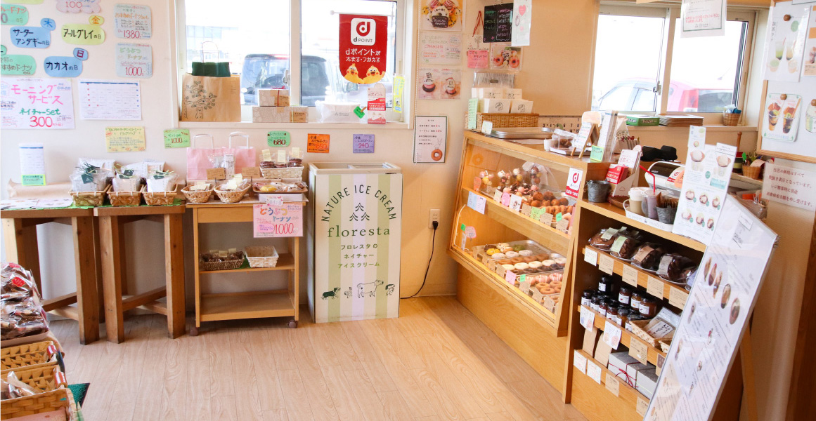 店内にはたくさんのドーナツやラスクなどがあります。（フロレスタ石巻R45店）