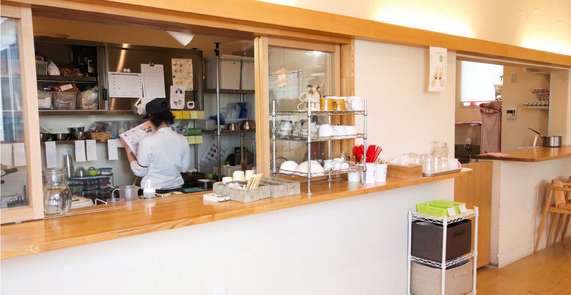 キッチンではスタッフが丁寧に一つずつおいしいドーナツを作っています。（フロレスタ石巻R45店）