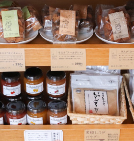 ネイチャードーナツからつくったフロレスタの定番おやつ、ドーナツラスクなども販売しています。